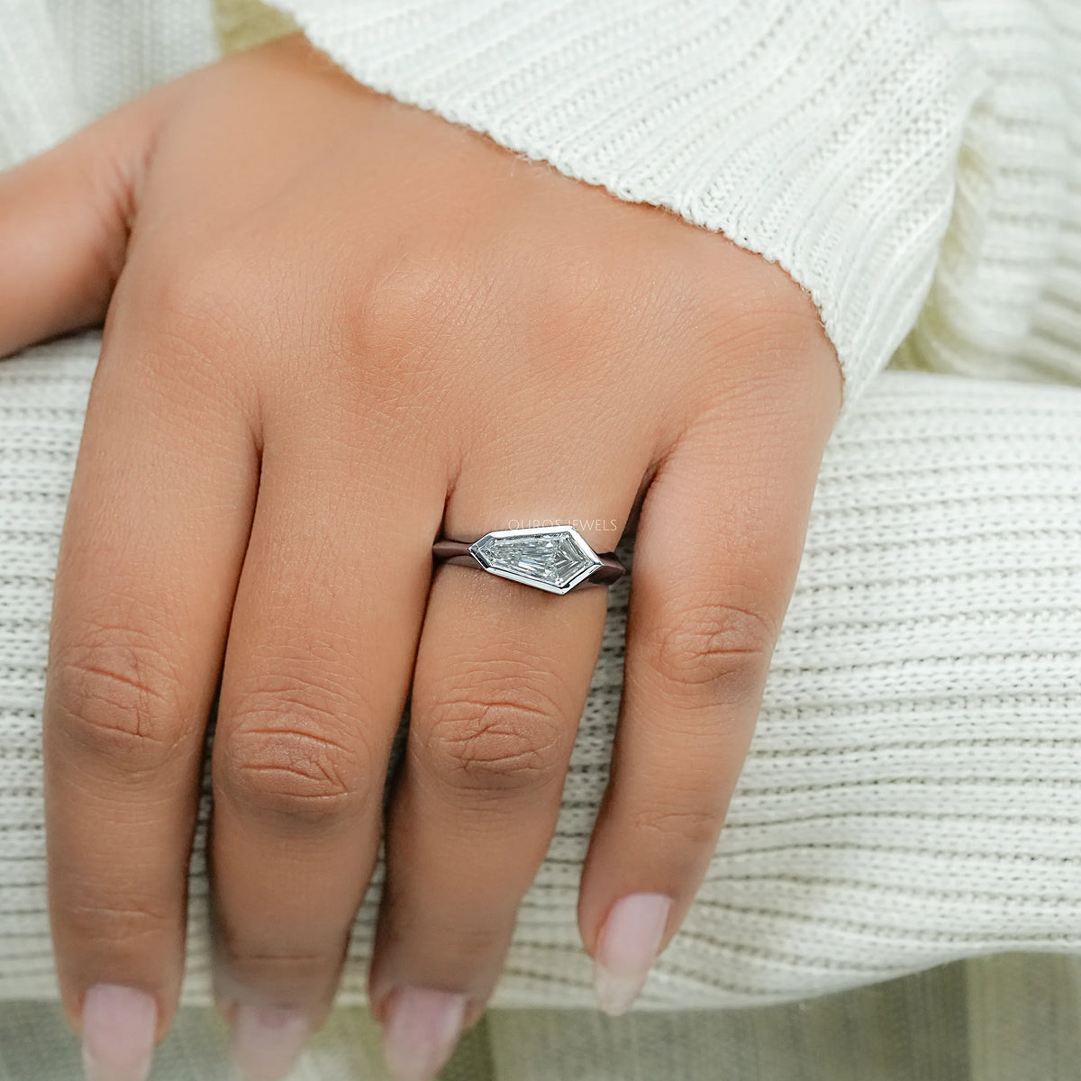 Antiker Ring mit ovalem Diamanten, rosafarbenem Halo und Blumenmuster
