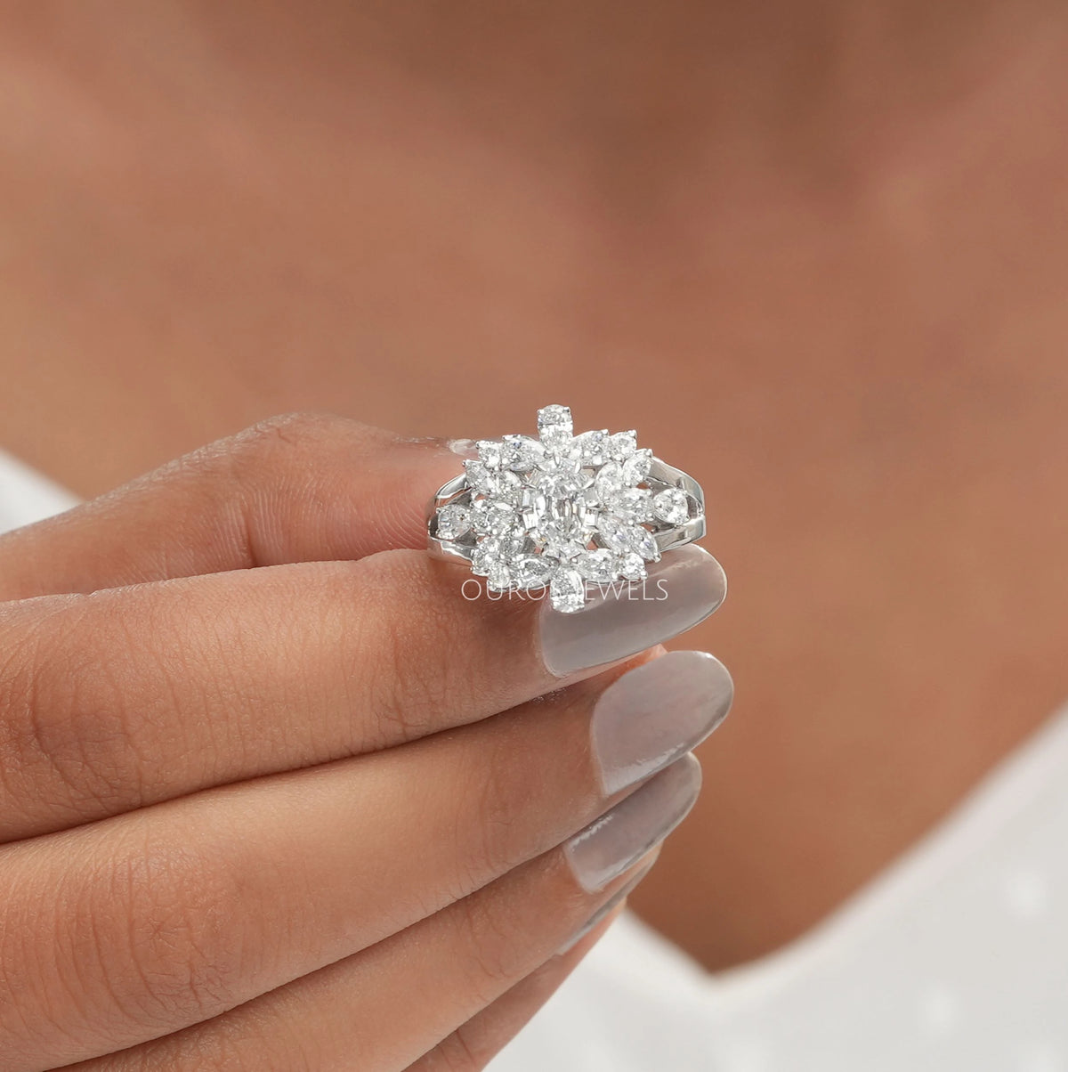 Cluster-Verlobungsring mit Diamanten im Rundschliff und Halo