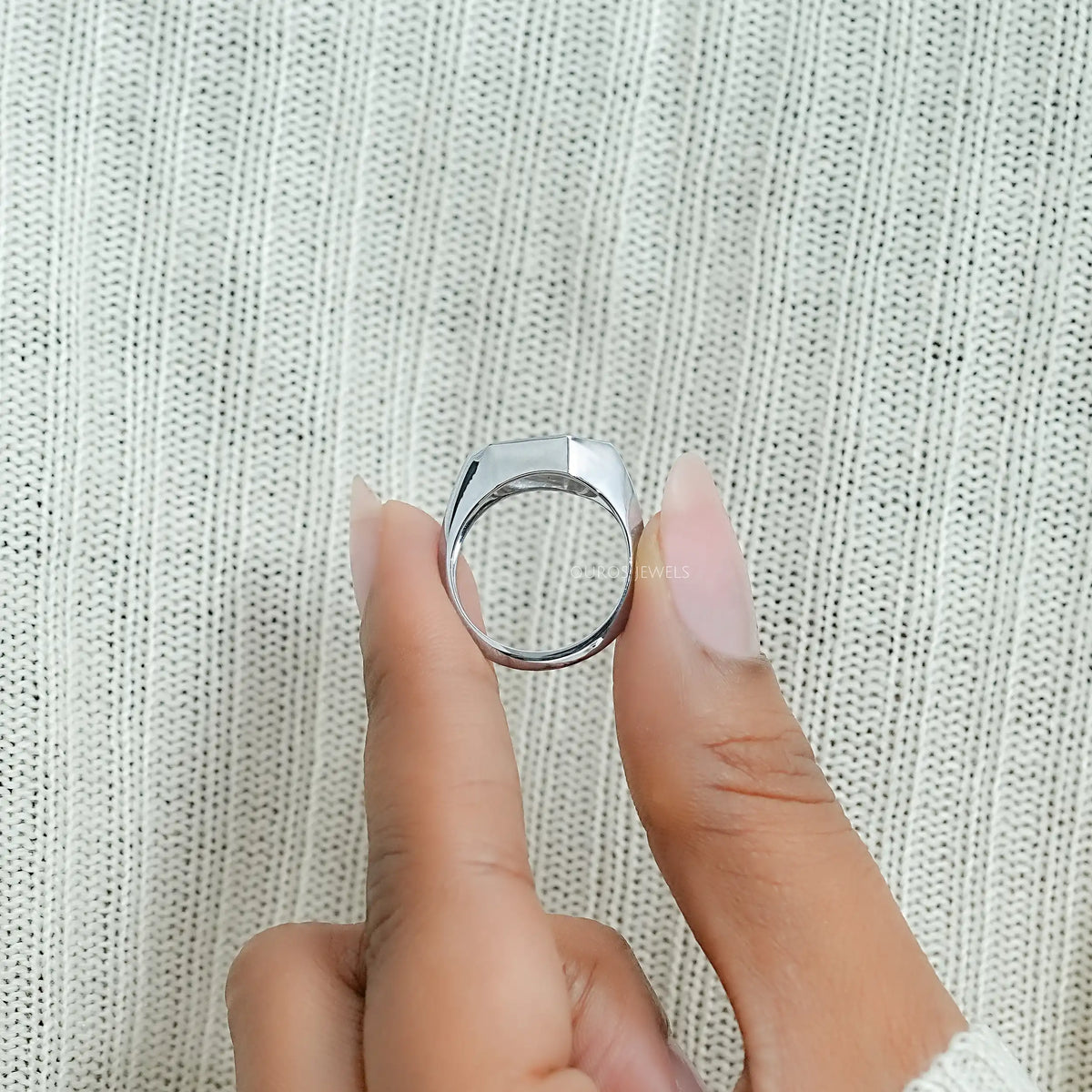 Antiker Ring mit ovalem Diamanten, rosafarbenem Halo und Blumenmuster