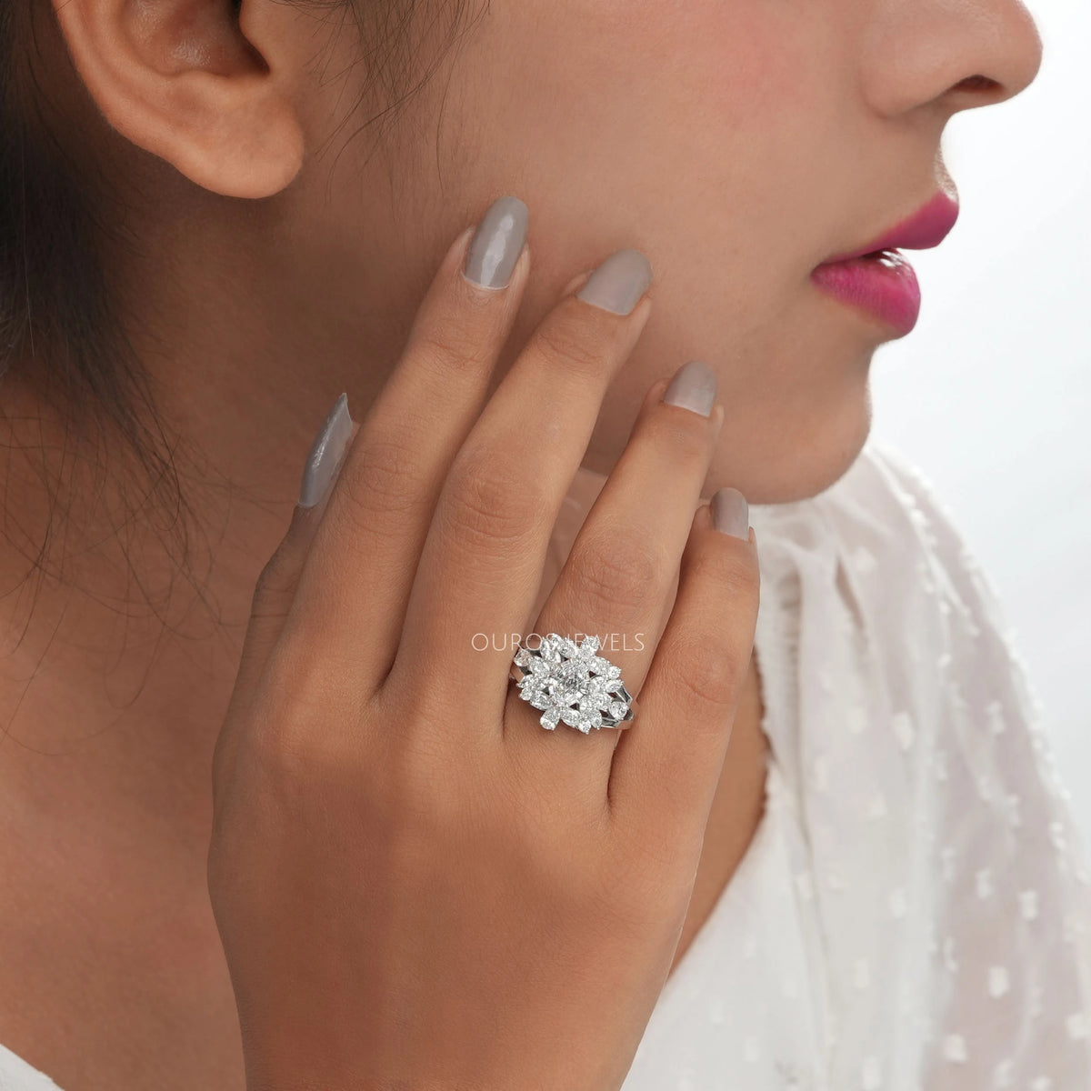 Cluster-Verlobungsring mit Diamanten im Rundschliff und Halo