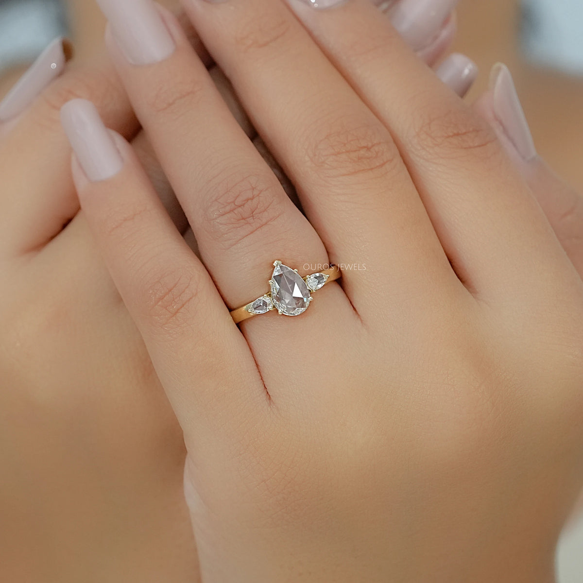 Antiker Ring mit ovalem Diamanten, rosafarbenem Halo und Blumenmuster