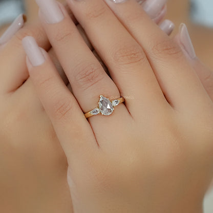 Antiker Ring mit ovalem Diamanten, rosafarbenem Halo und Blumenmuster