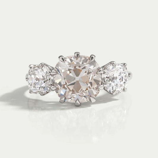 Verlobungsring mit drei Diamanten im Altschliff-Kissen-Schliff