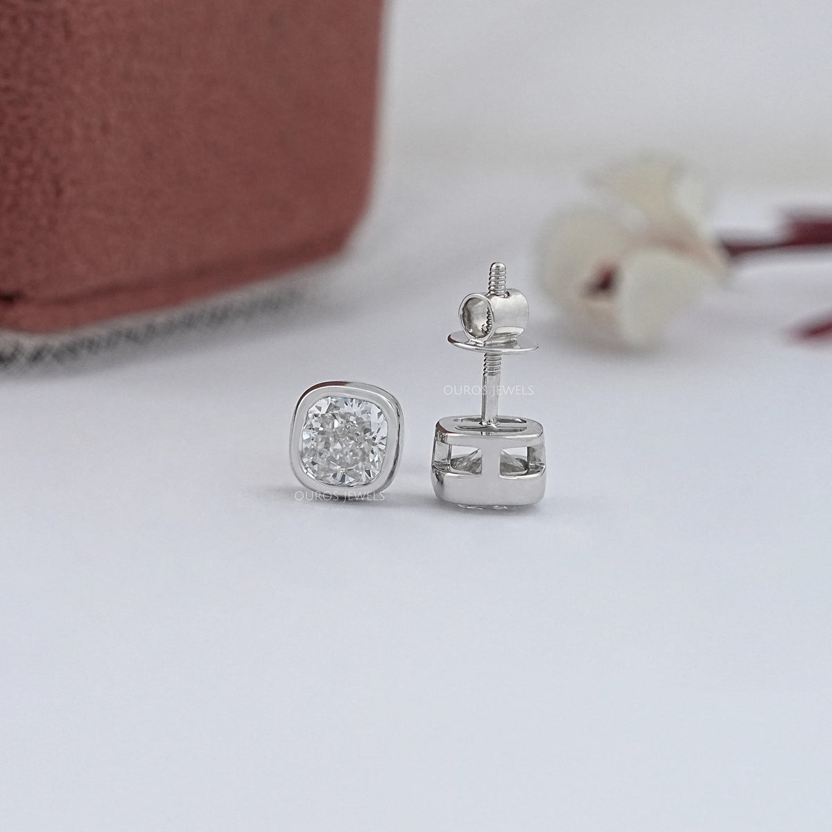 Milgrain-Kissen-Ohrstecker mit im Labor gezüchteten Diamanten