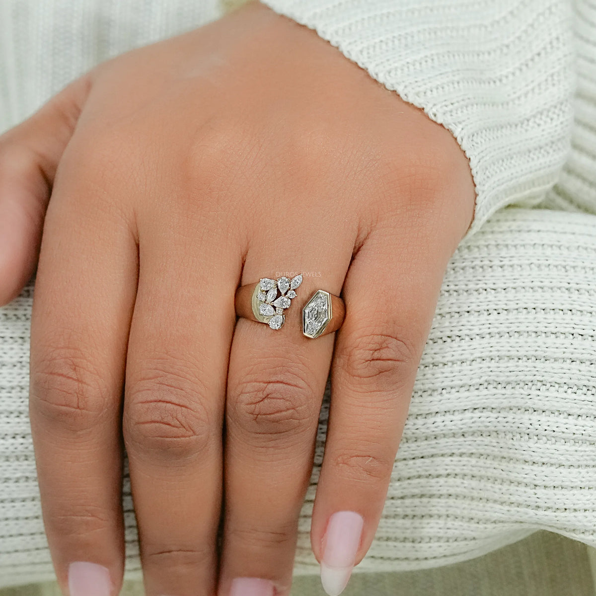 Antiker Ring mit ovalem Diamanten, rosafarbenem Halo und Blumenmuster