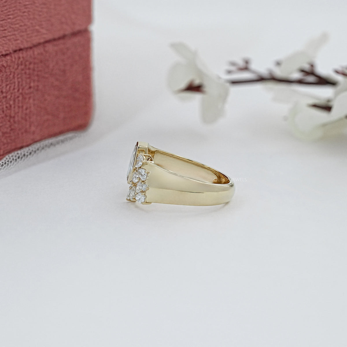 Antiker Ring mit ovalem Diamanten, rosafarbenem Halo und Blumenmuster