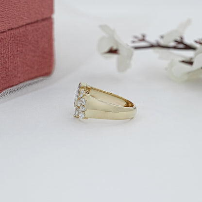 Antiker Ring mit ovalem Diamanten, rosafarbenem Halo und Blumenmuster