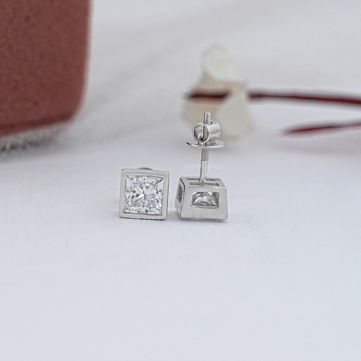 Milgrain-Ohrstecker mit im Labor gezüchteten Prinzessschliff-Diamanten