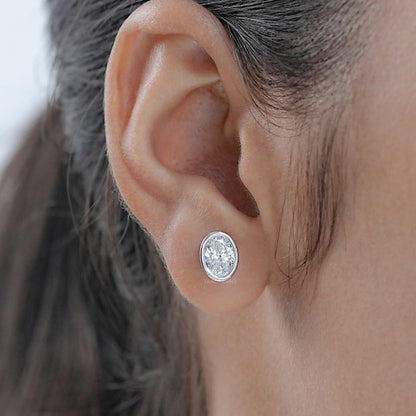 Ohrstecker aus oval geschliffenen Labor-Diamanten mit Milgrain-Fassung