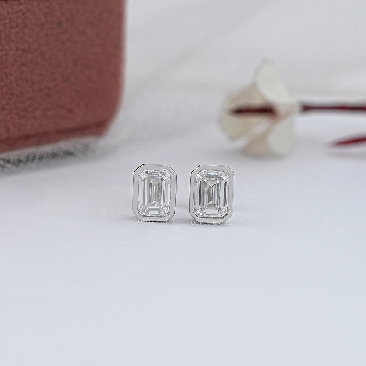 Ohrstecker mit Smaragdschliff Labor-Diamant und Milgrain-Fassung