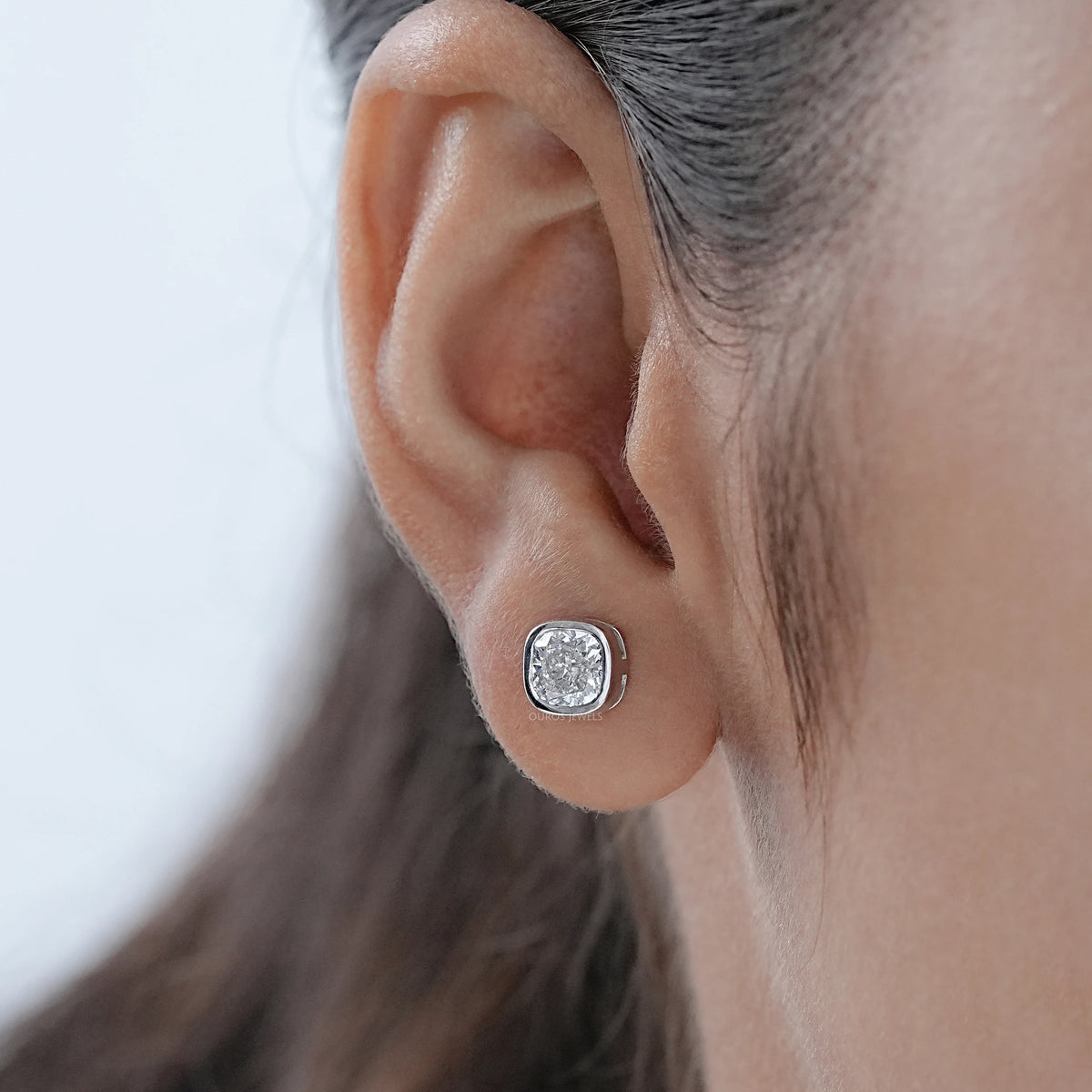 Milgrain-Kissen-Ohrstecker mit im Labor gezüchteten Diamanten