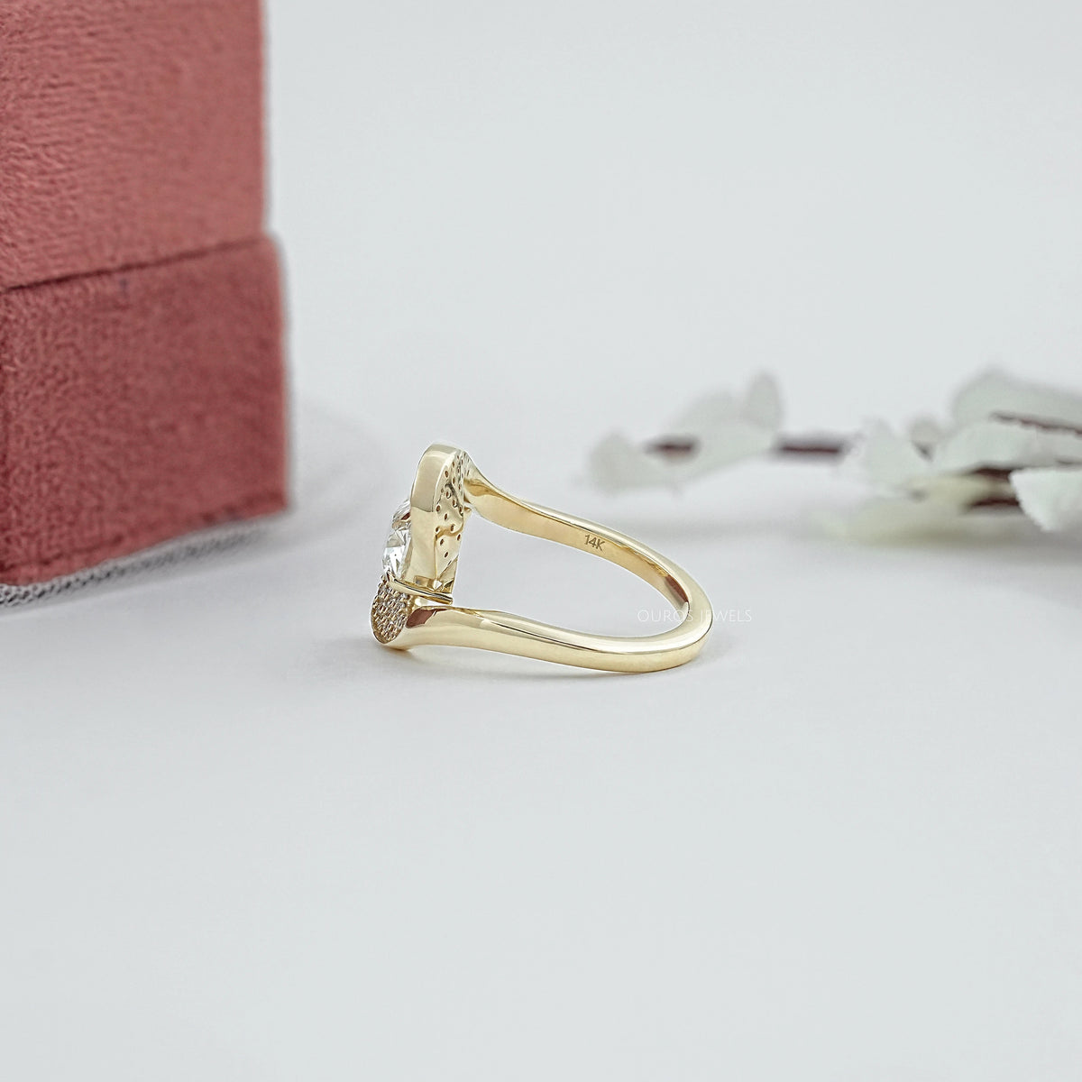 Verlobungsring mit Altschliff-Kissenschliff-Labor-Diamanten und Halo