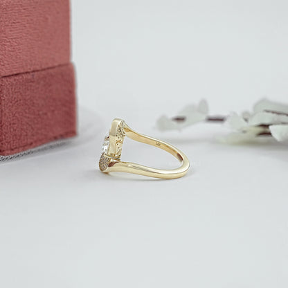 Verlobungsring mit Altschliff-Kissenschliff-Labor-Diamanten und Halo