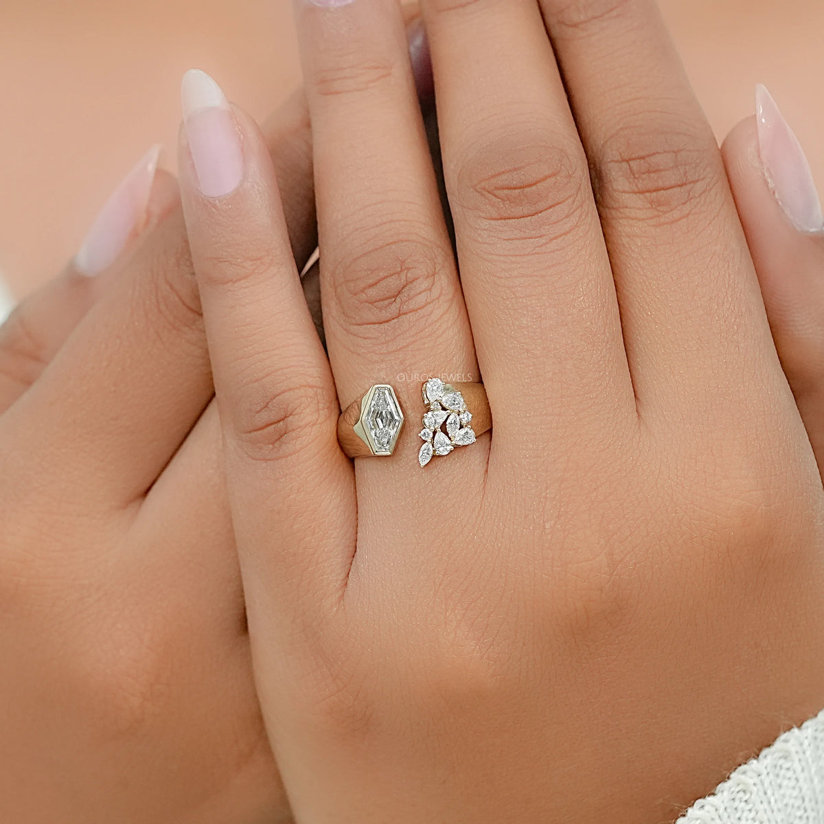 Antiker Ring mit ovalem Diamanten, rosafarbenem Halo und Blumenmuster