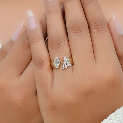 Antiker Ring mit ovalem Diamanten, rosafarbenem Halo und Blumenmuster