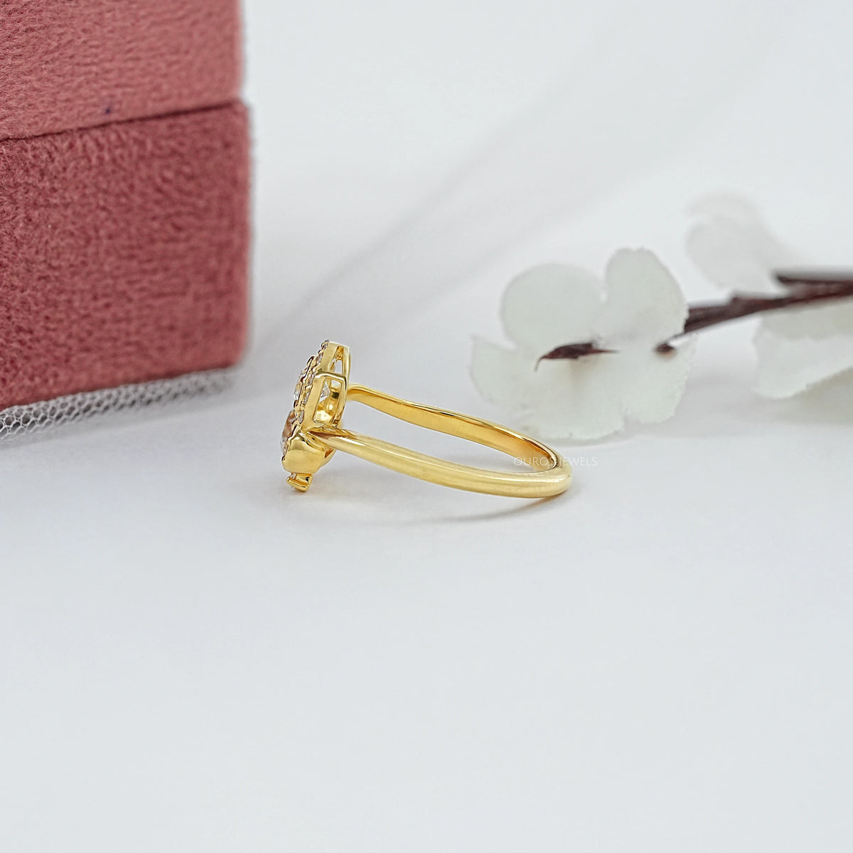 Verlobungsring mit Diamanten im Rosenschliff (rund und birnenförmig)