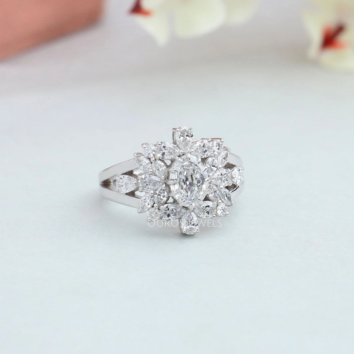 Cluster-Verlobungsring mit Diamanten im Rundschliff und Halo