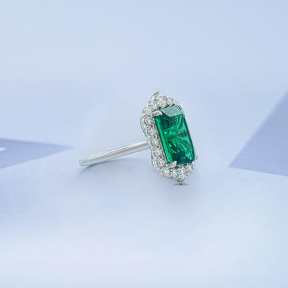Halo mit Akzent Diamant grüner Smaragd Verlobungsring