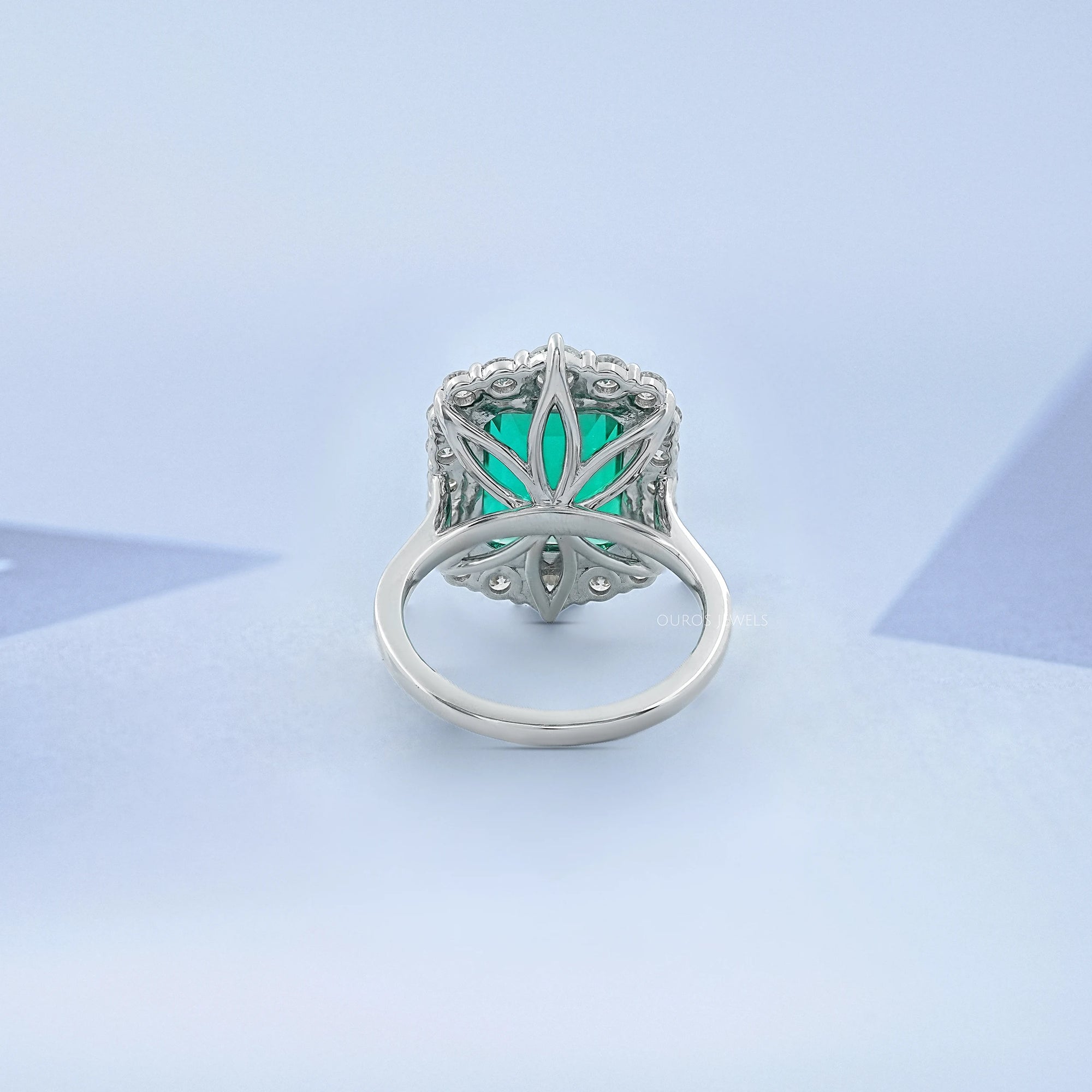 Halo mit Akzent Diamant grüner Smaragd Verlobungsring