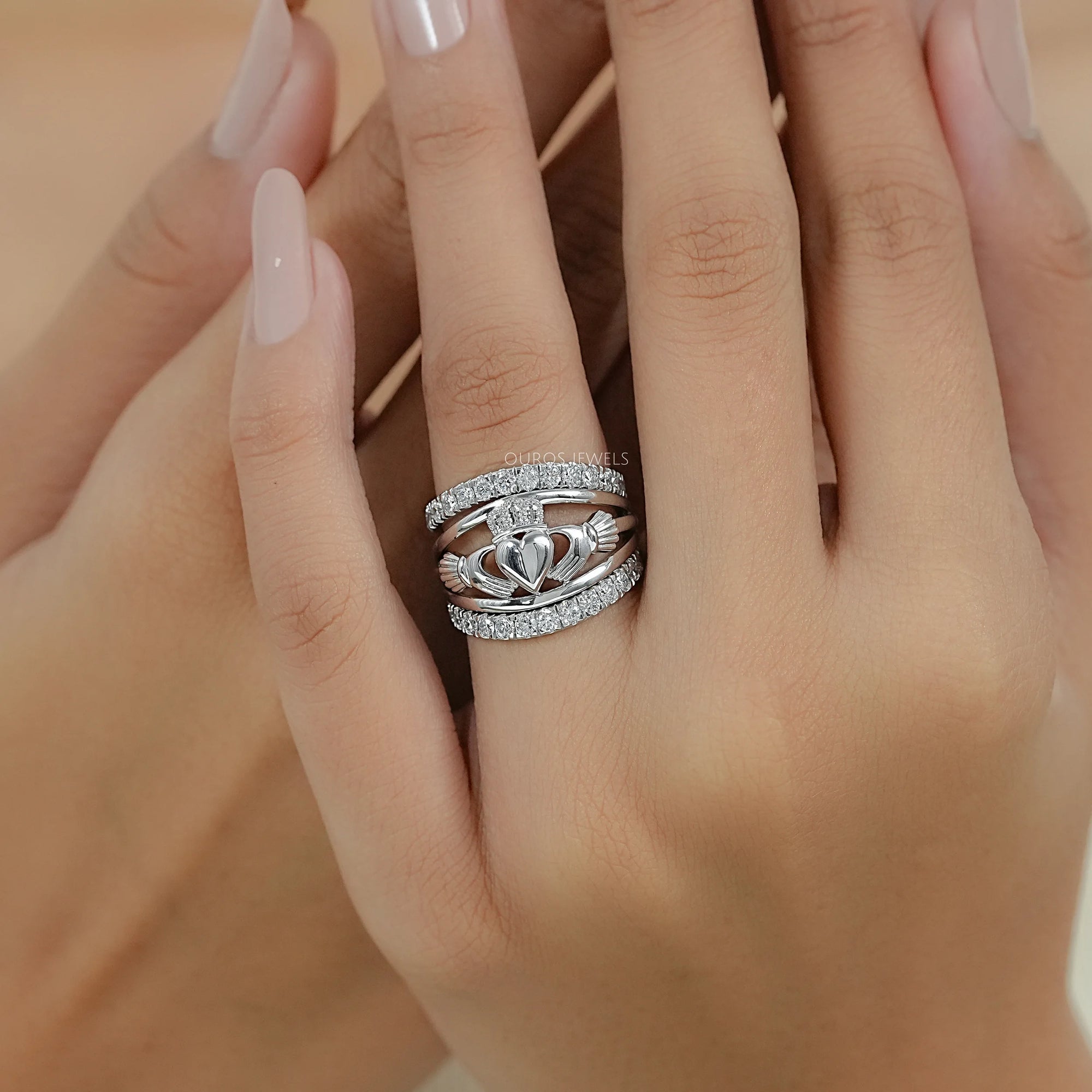 Offener Herzform Ring mit runden Diamanten in Bubble-Fassung