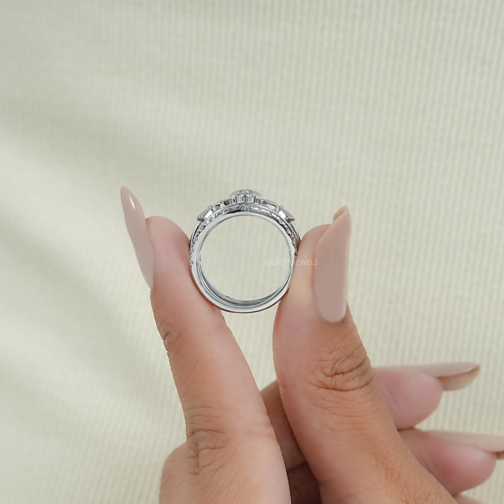 Offener Herzform Ring mit runden Diamanten in Bubble-Fassung