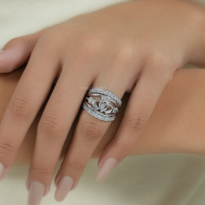 Offener Herzform Ring mit runden Diamanten in Bubble-Fassung