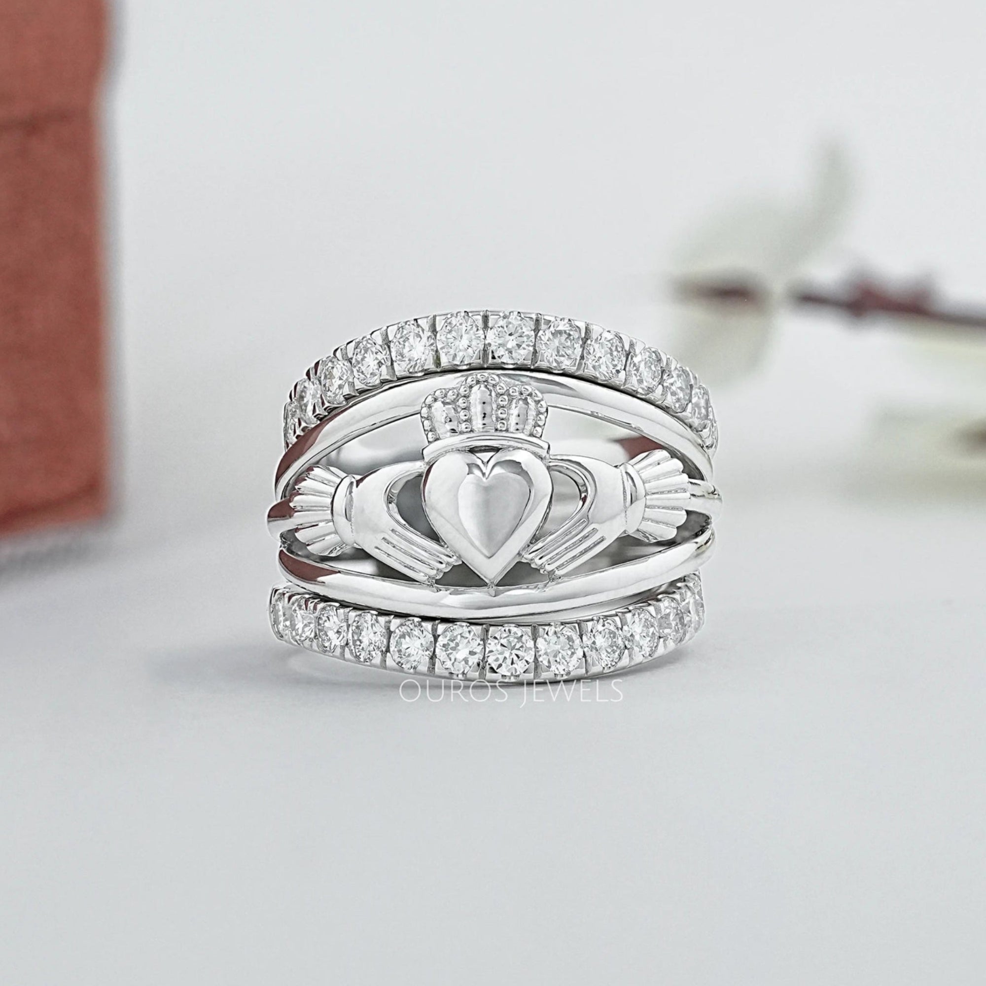 Offener Herzform Ring mit runden Diamanten in Bubble-Fassung