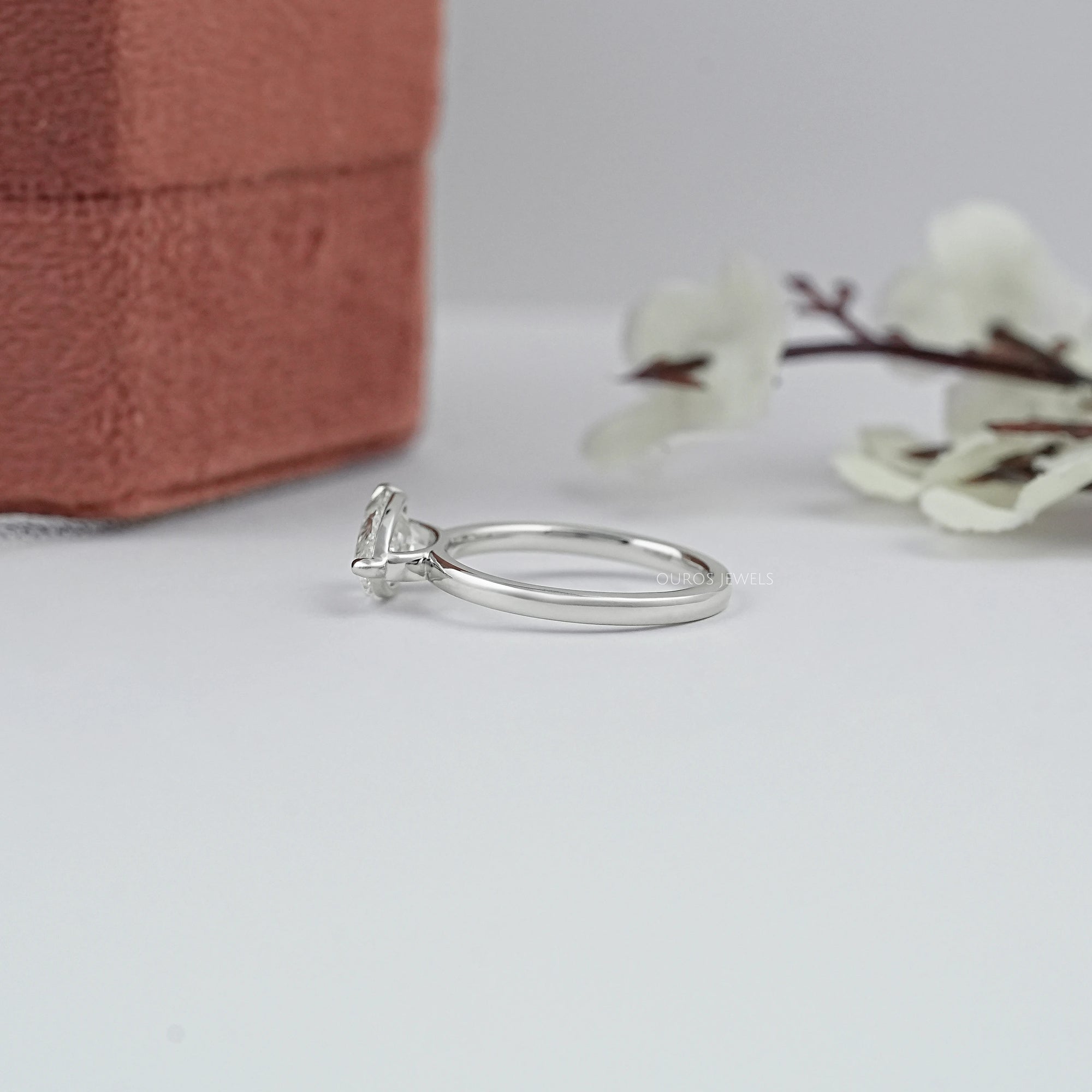 Solitärring mit Bazel Birnenschliff