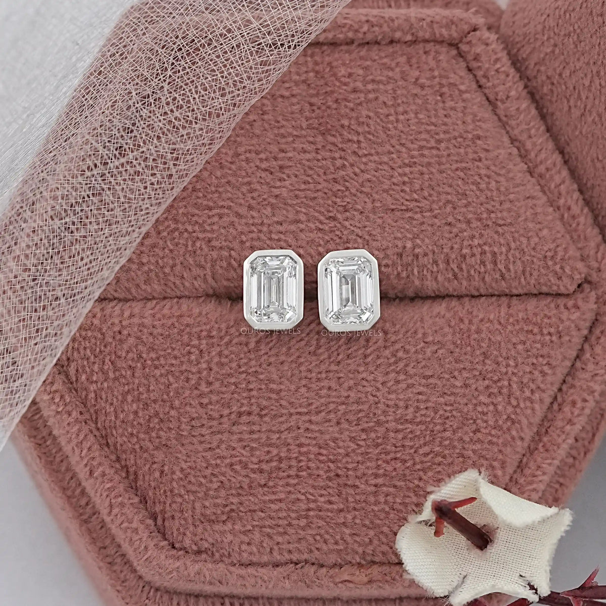 Ohrstecker mit Smaragdschliff Labor-Diamant und Milgrain-Fassung