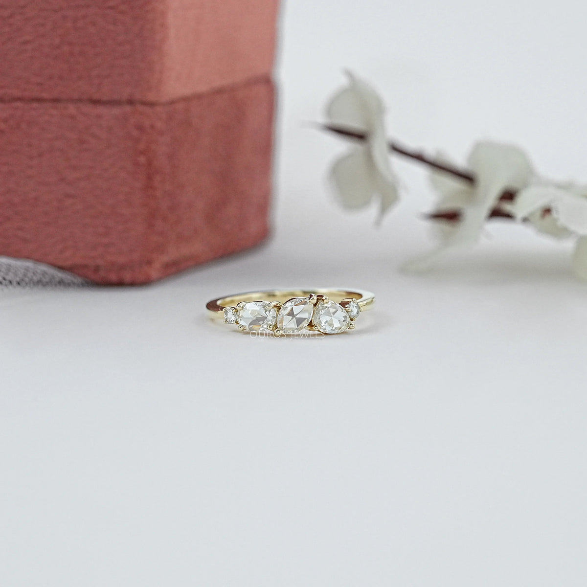 Antiker Ring mit ovalem Diamanten, rosafarbenem Halo und Blumenmuster