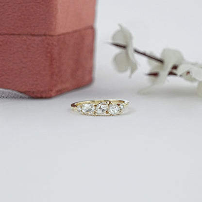 Antiker Ring mit ovalem Diamanten, rosafarbenem Halo und Blumenmuster