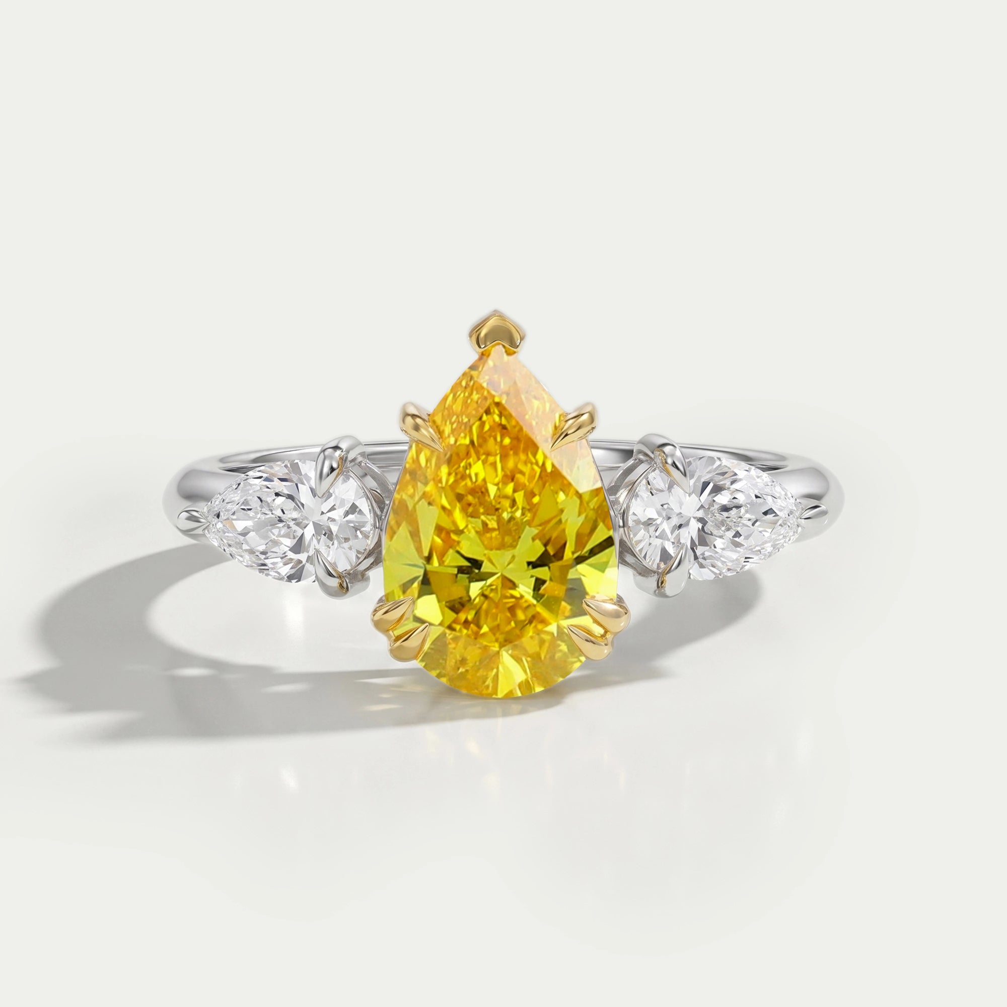 Gelber Birnenschliff Labor Drei Stein Diamant Ring