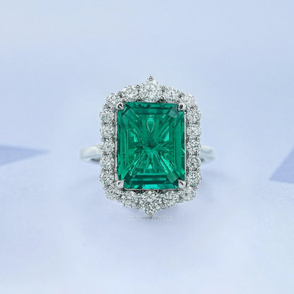 Halo mit Akzent Diamant grüner Smaragd Verlobungsring