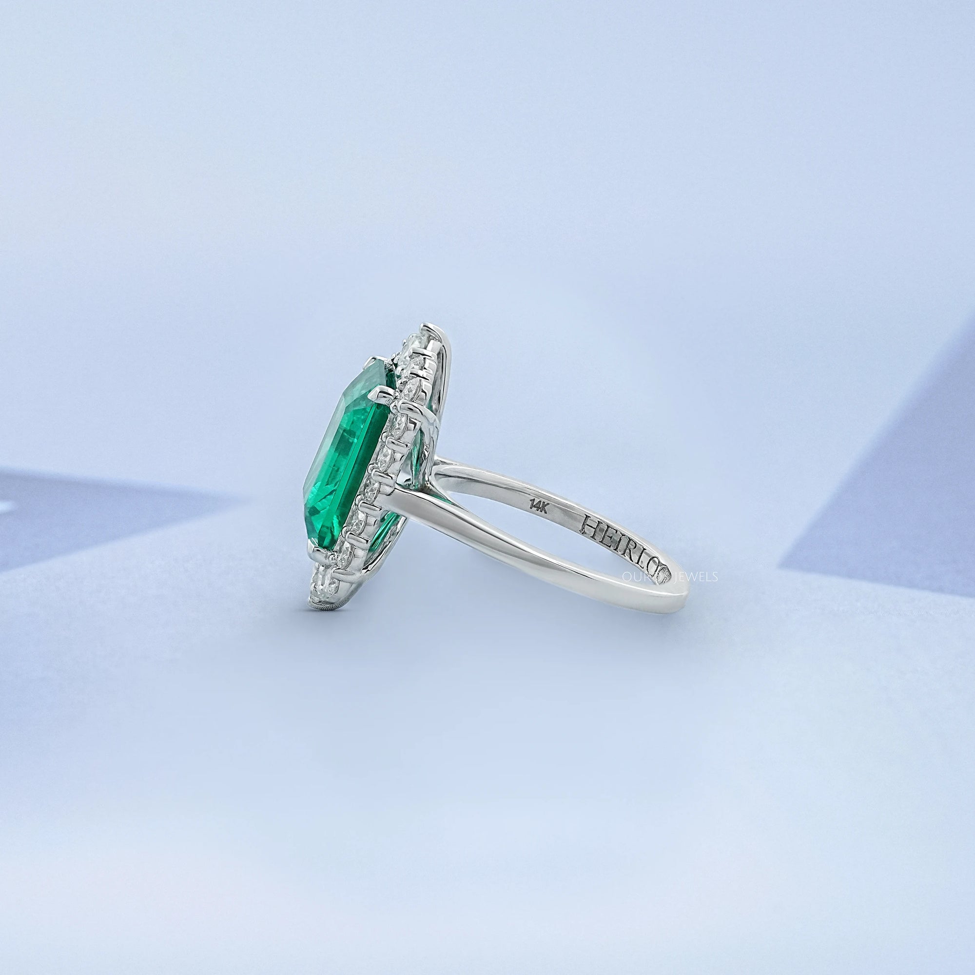 Halo mit Akzent Diamant grüner Smaragd Verlobungsring