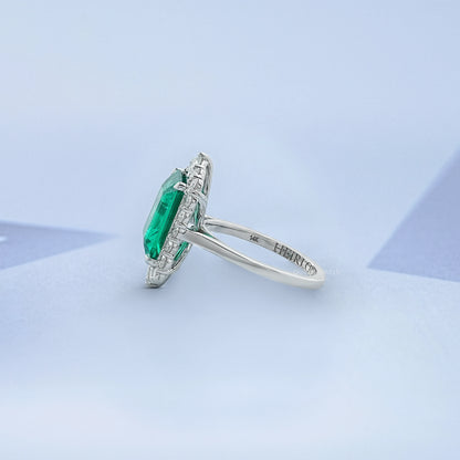 Halo mit Akzent Diamant grüner Smaragd Verlobungsring