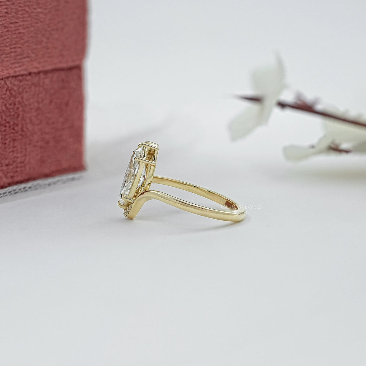 Verlobungsring mit Diamanten im Rosenschliff (rund und birnenförmig)