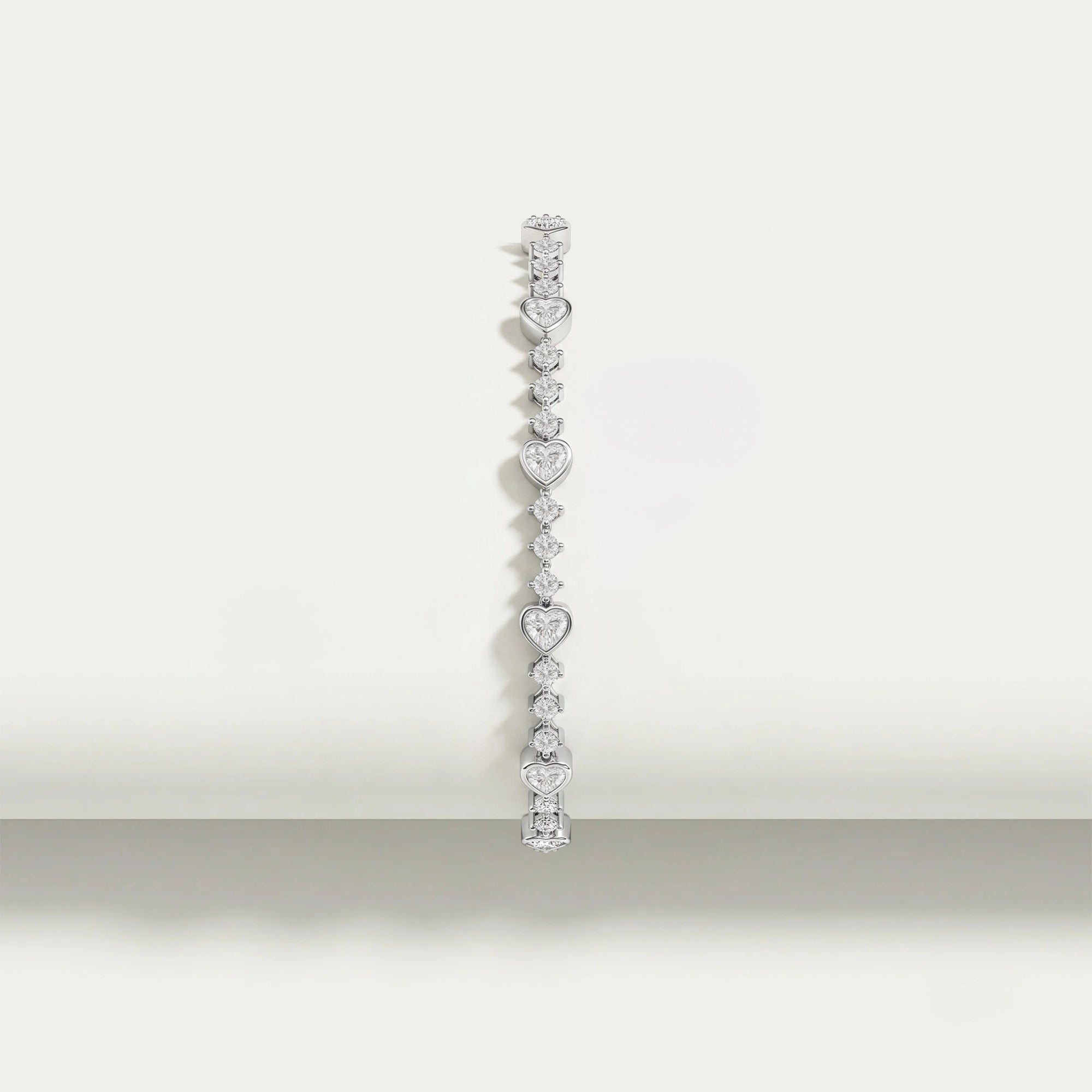 Armband mit Herz- und runden Diamanten in Lünettenfassung