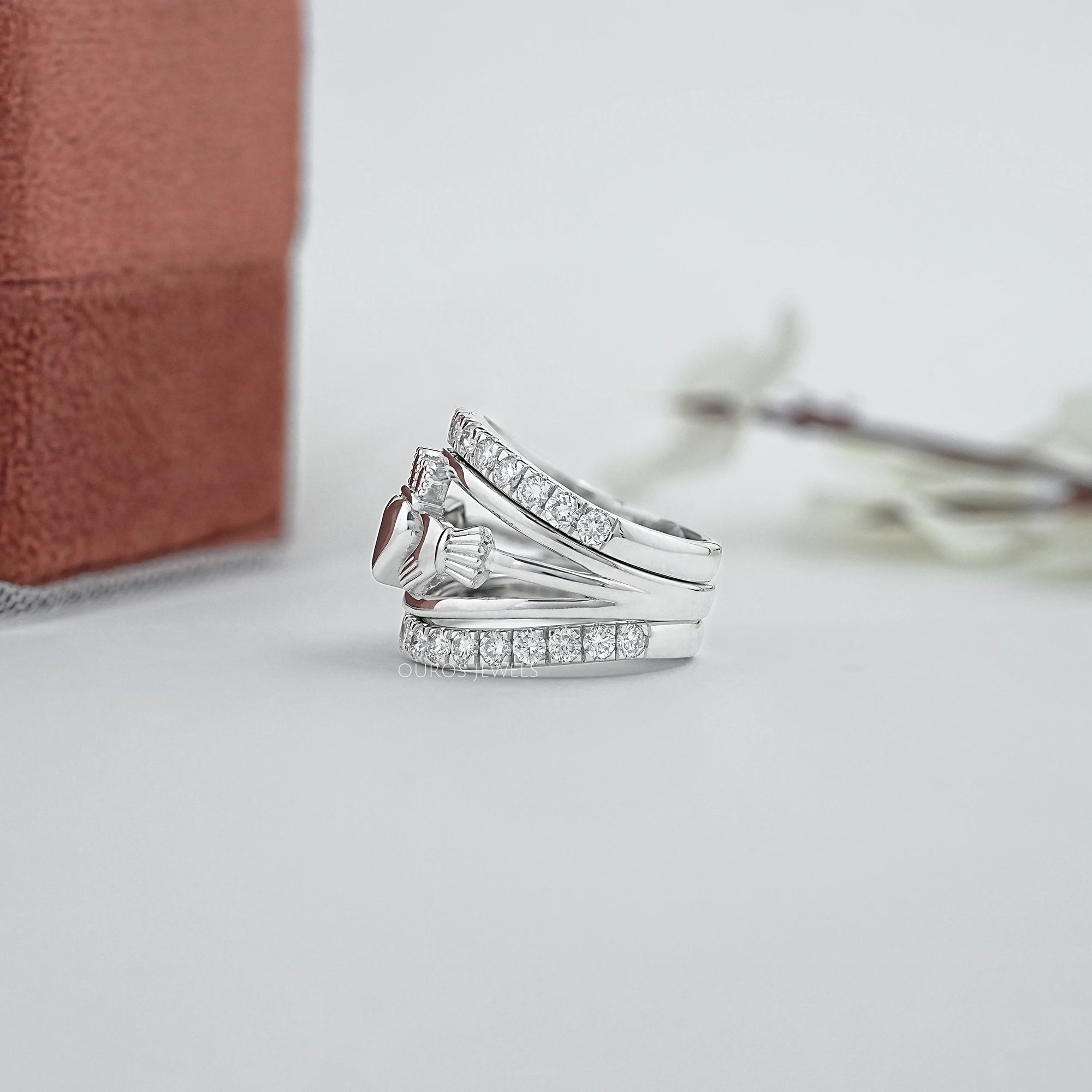 Offener Herzform Ring mit runden Diamanten in Bubble-Fassung