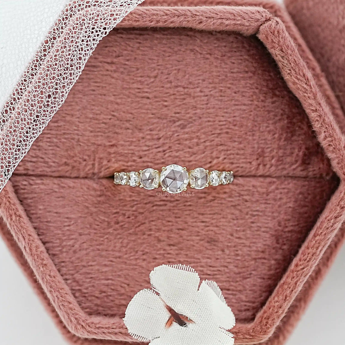 Antiker Ring mit ovalem Diamanten, rosafarbenem Halo und Blumenmuster