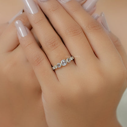 Antiker Ring mit ovalem Diamanten, rosafarbenem Halo und Blumenmuster