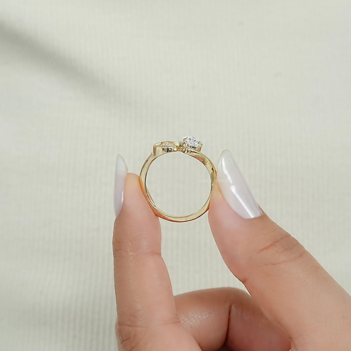 Verlobungsring mit Diamanten im Rosenschliff (rund und birnenförmig)
