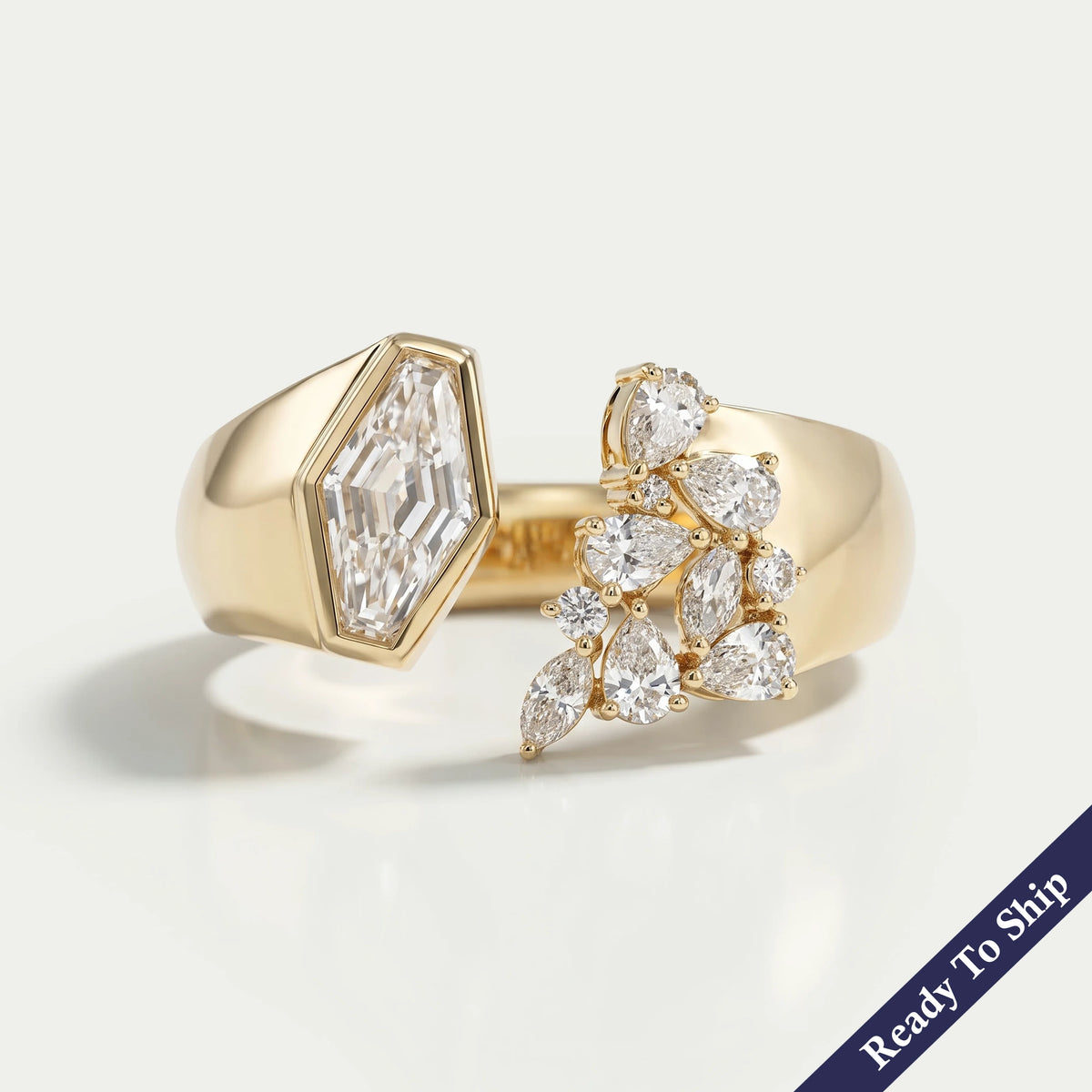Antiker Ring mit ovalem Diamanten, rosafarbenem Halo und Blumenmuster