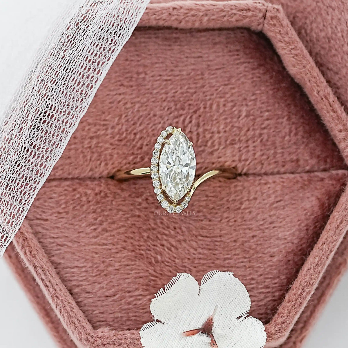 Verlobungsring mit Diamanten im Rosenschliff (rund und birnenförmig)