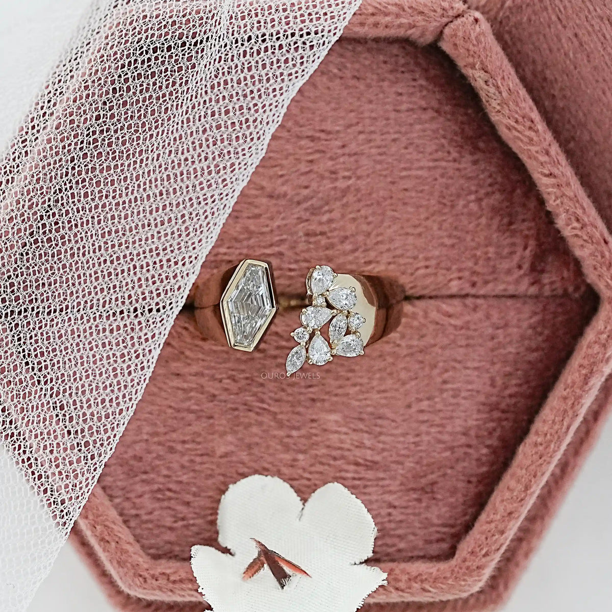 Antiker Ring mit ovalem Diamanten, rosafarbenem Halo und Blumenmuster