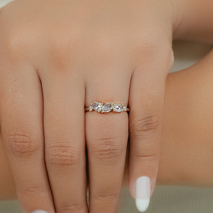 Antiker Ring mit ovalem Diamanten, rosafarbenem Halo und Blumenmuster