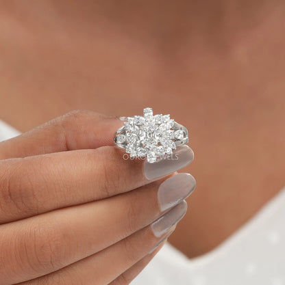Cluster-Verlobungsring mit Diamanten im Rundschliff und Halo