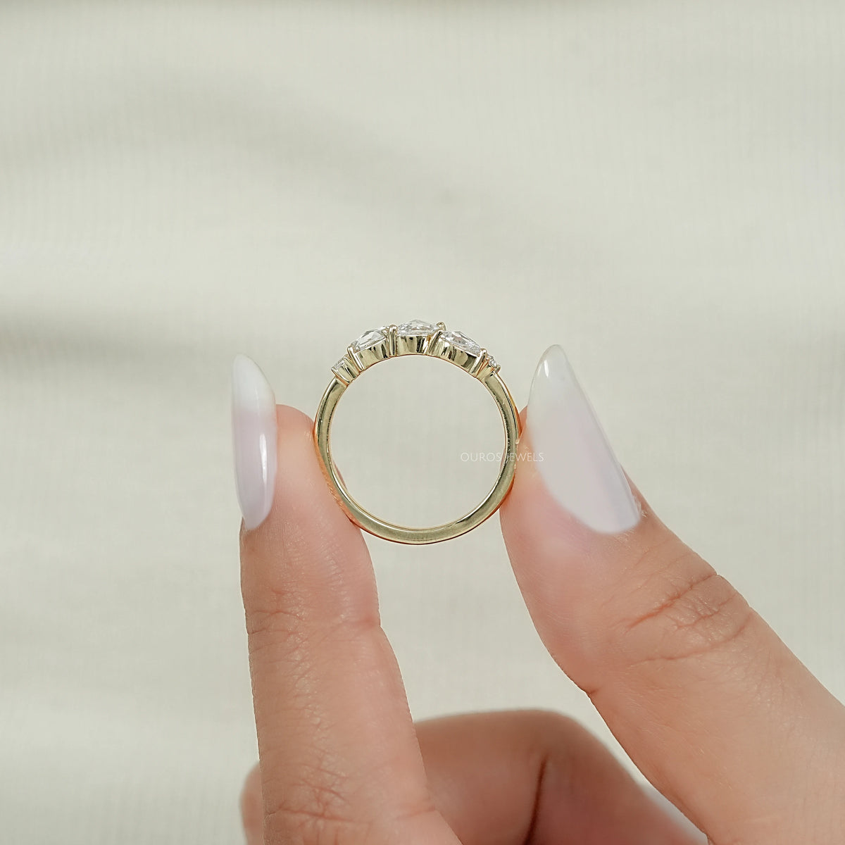 Antiker Ring mit ovalem Diamanten, rosafarbenem Halo und Blumenmuster