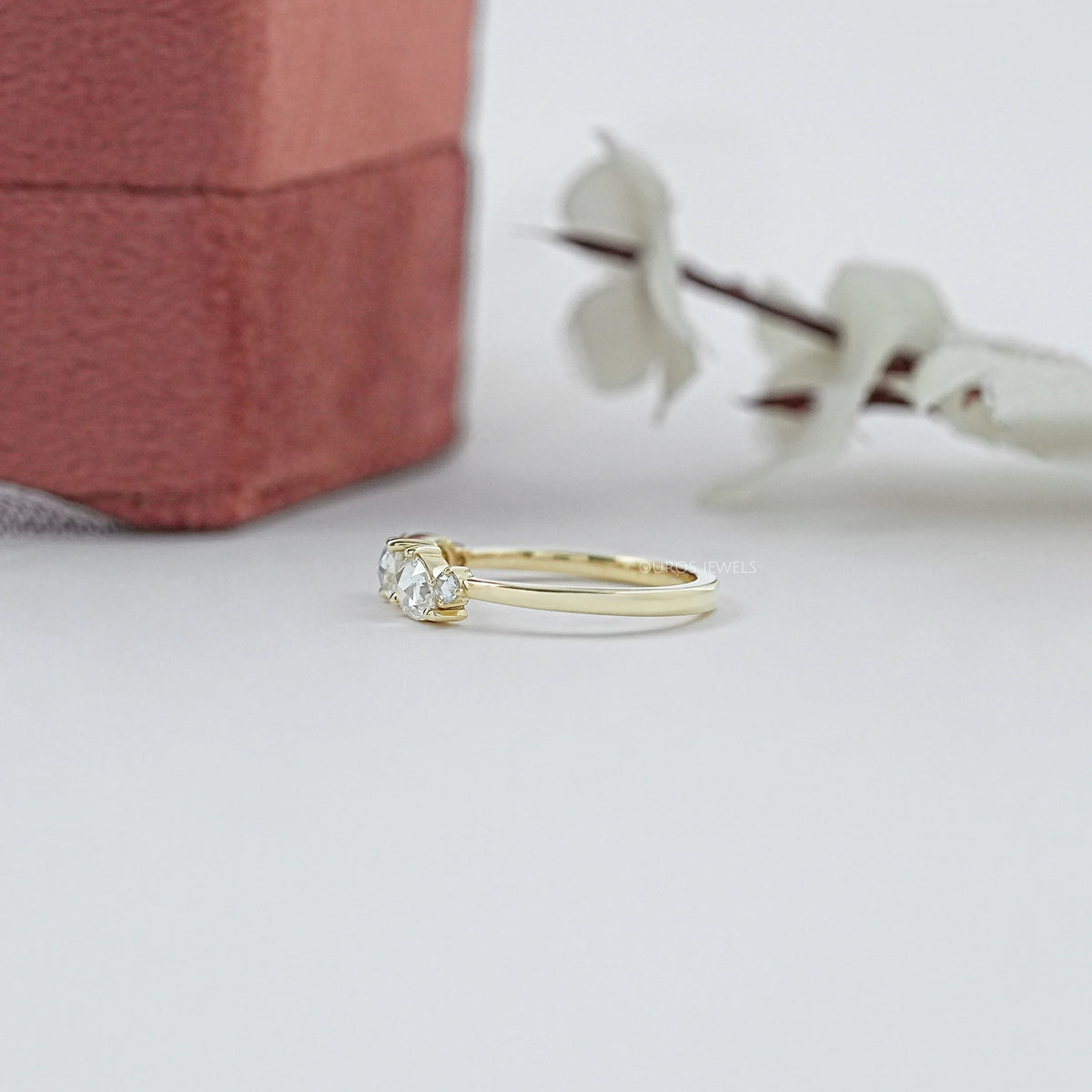 Antiker Ring mit ovalem Diamanten, rosafarbenem Halo und Blumenmuster