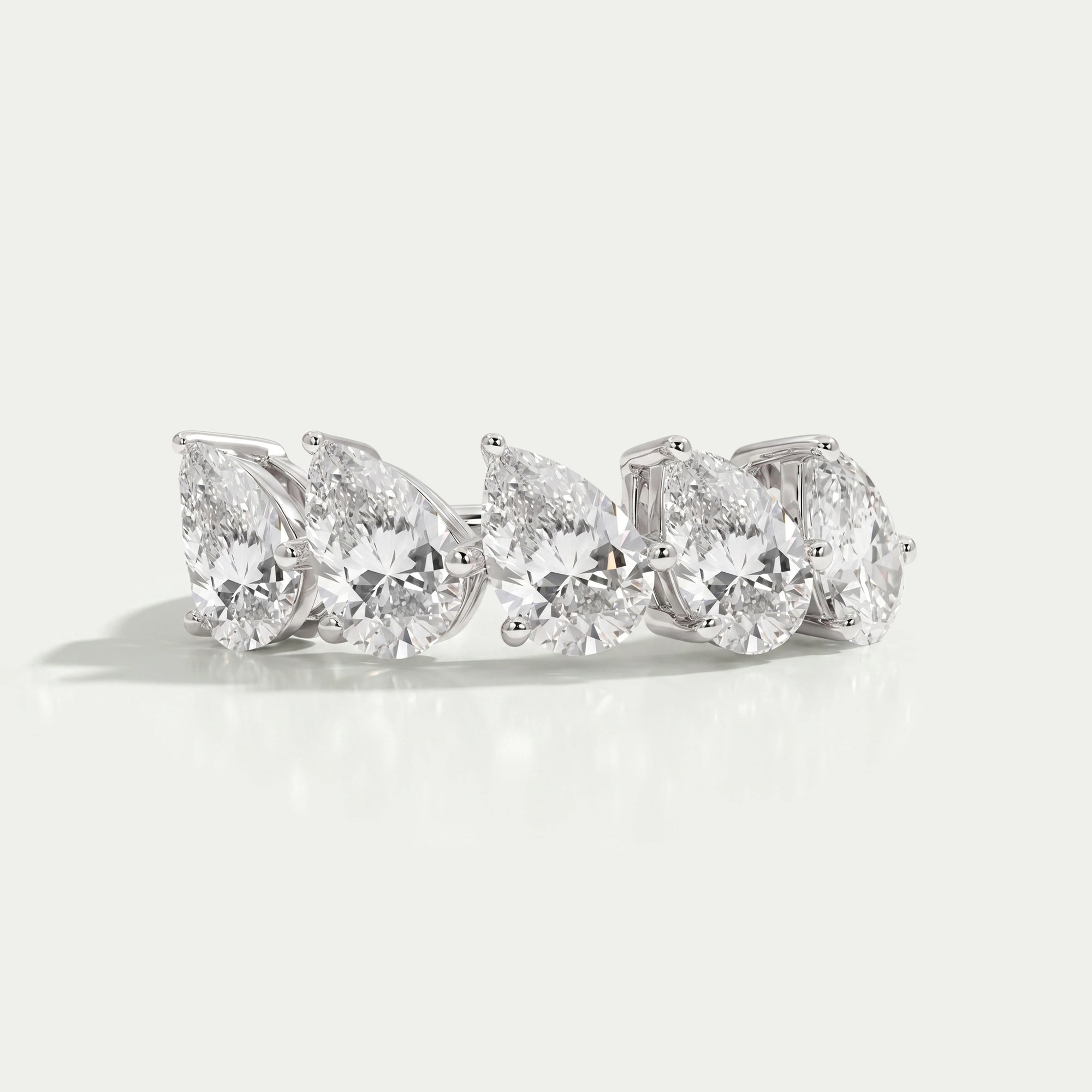 Zierlicher Ring mit fünf im Labor gezüchteten Diamanten im Birnenschliff