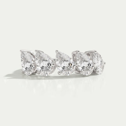 Zierlicher Ring mit fünf im Labor gezüchteten Diamanten im Birnenschliff